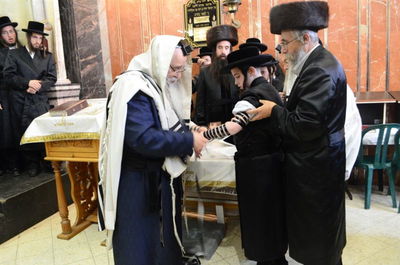 שמחה בצאנז: בר מצווה לתאומים