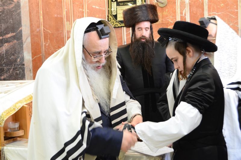 שמחה בצאנז: בר מצווה לתאומים