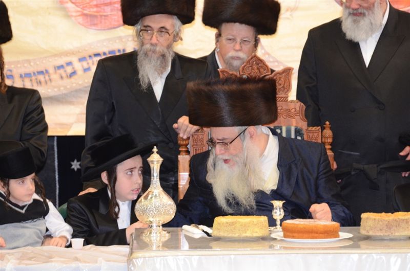 שמחה בצאנז: בר מצווה לתאומים