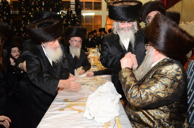 שמחה בצאנז: בר מצווה לתאומים