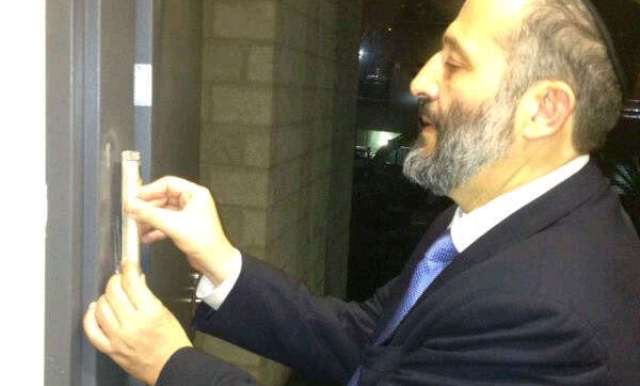 דרעי בקביעת מזוזה במשרדי ש"ס