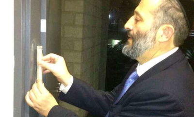 דרעי בקביעת מזוזה במשרדי ש"ס