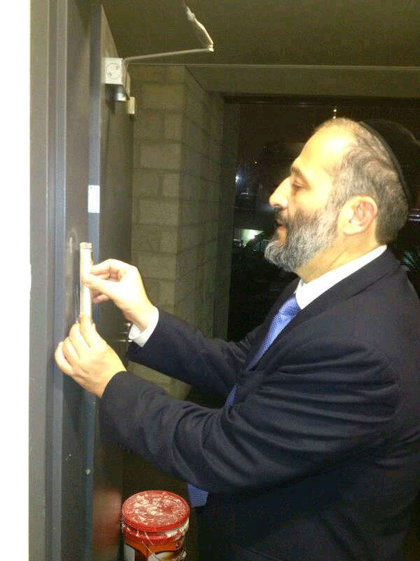 דרעי בקביעת מזוזה במשרדי ש"ס