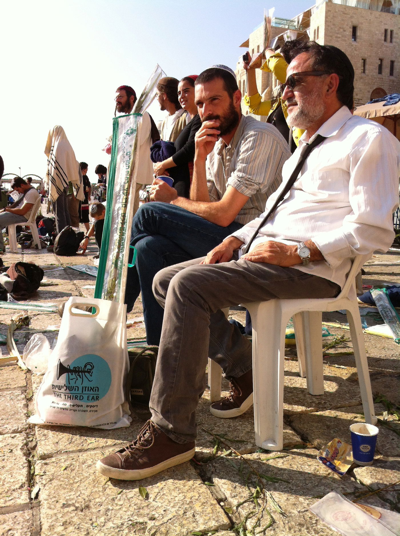 יש הרבה זמרים ששייכים לזרם קרליבך בתוך המוזיקה החסידית, אבל מי שחשף אותו גם בפני כלל הציבור הישראלי של היום הוא אהוד בנאי. לפני כמה שנים הוא הוציא דיסק שלם,