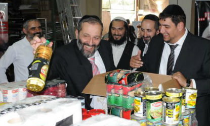 דרעי בסיור בארגון 'יד עזרא ושולמית', היום.