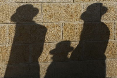 "התעללות קשה בחברי הקהילה עד סיכון חייהם"