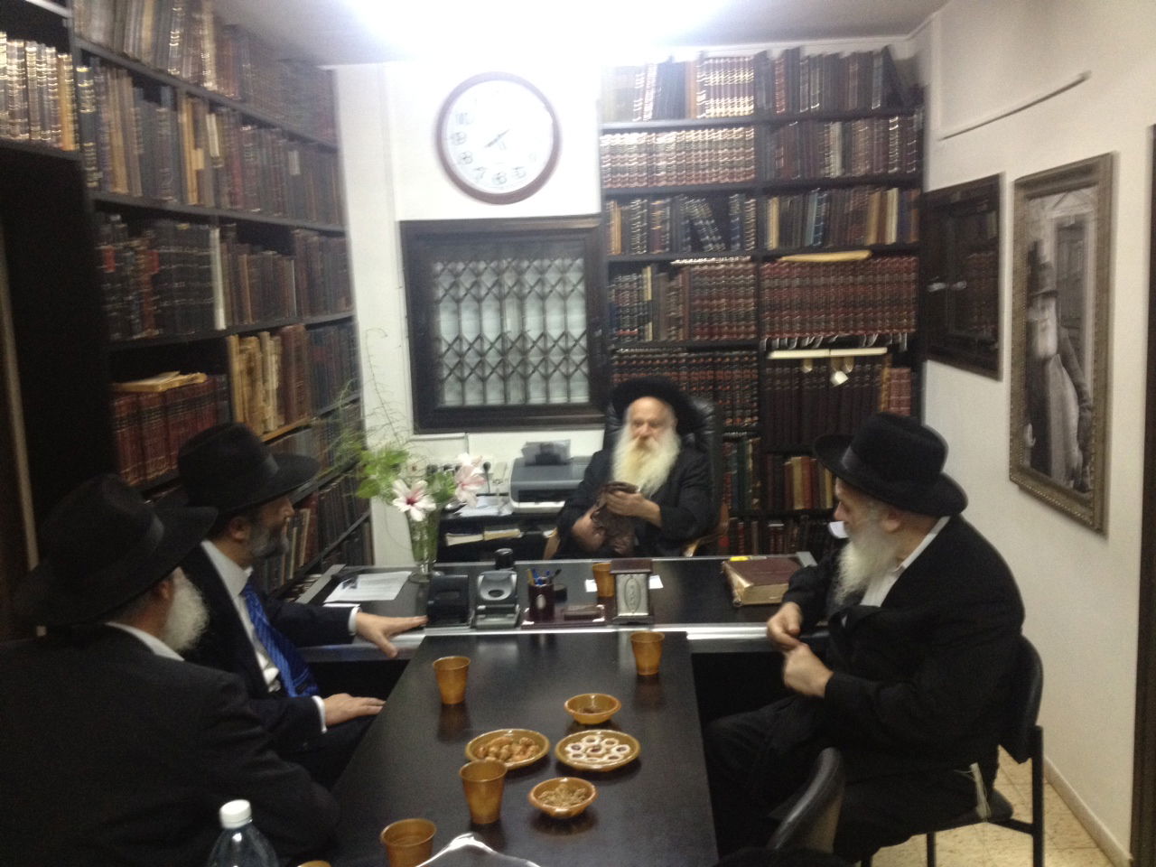 לקראת פיוס: אריה דרעי נפגש עם רבני כפר חב"ד