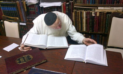 רבי ניסים קרליץ בביתו, השבוע