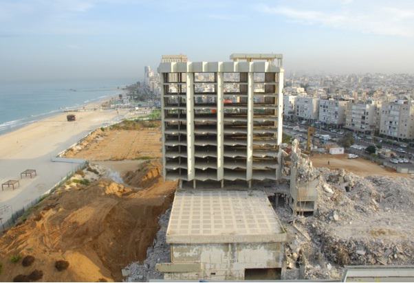 צפו: 25 ק"ג חומר נפץ הפילו בתוך שניות את המלון