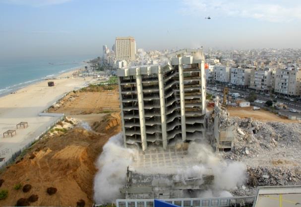 צפו: 25 ק"ג חומר נפץ הפילו בתוך שניות את המלון