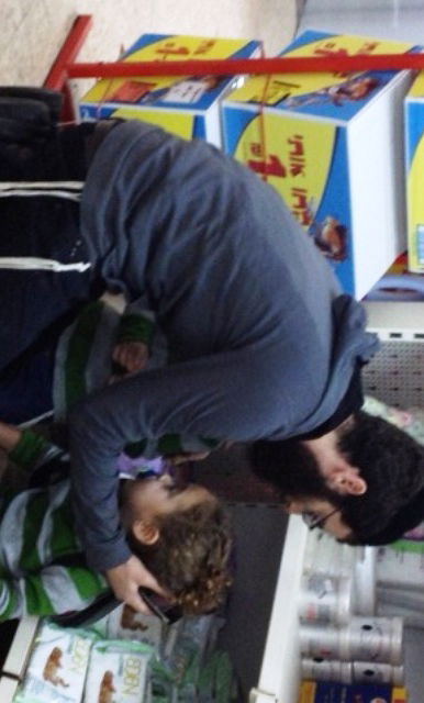 מנדי ריזל מגן על ילדיו