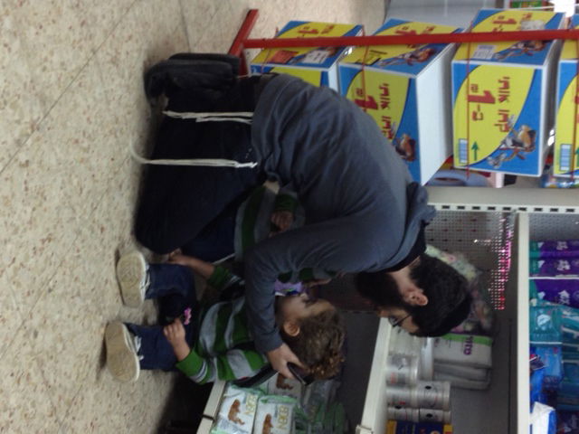 מנדי ריזל מגן על ילדיו, הבוקר.