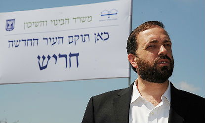 אטיאס בעת השקת חריש