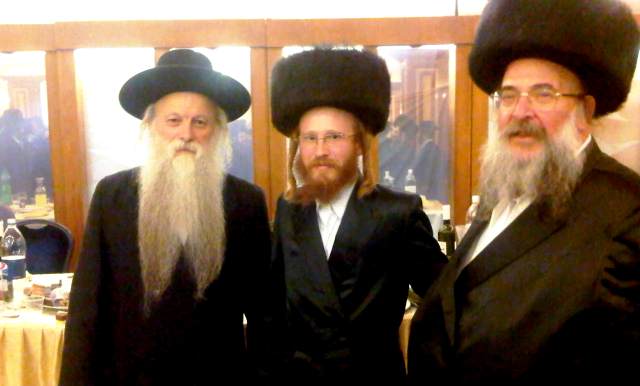 הסבים לייכטר ושטיצר, ואבי הילד שנהרג, בשמחה