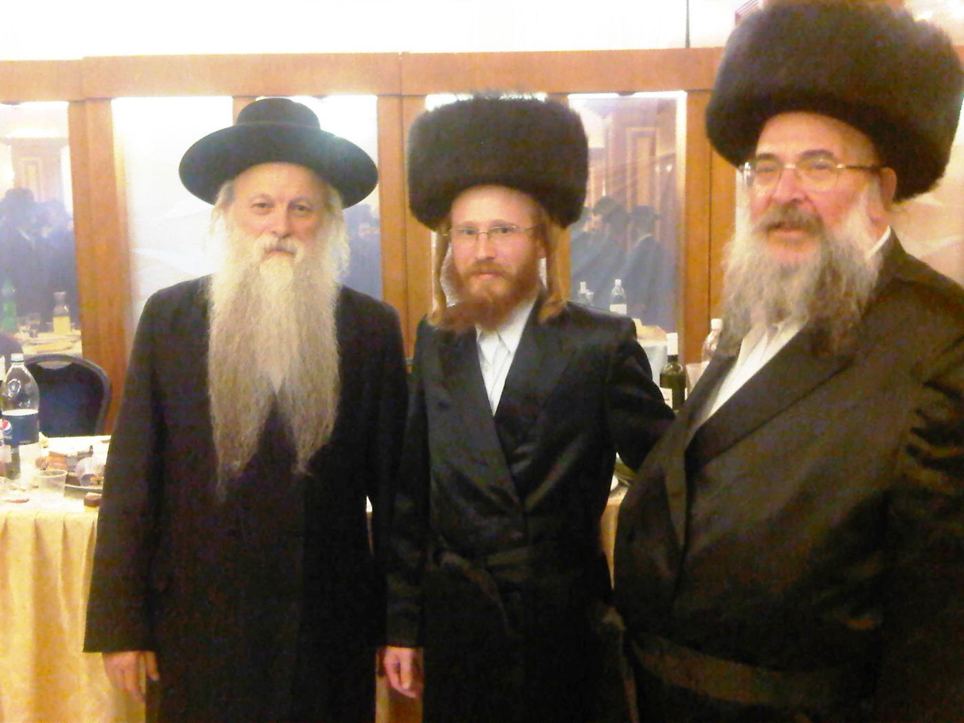 הסבים לייכטר ושטיצר ובאמצע, אבי הילד