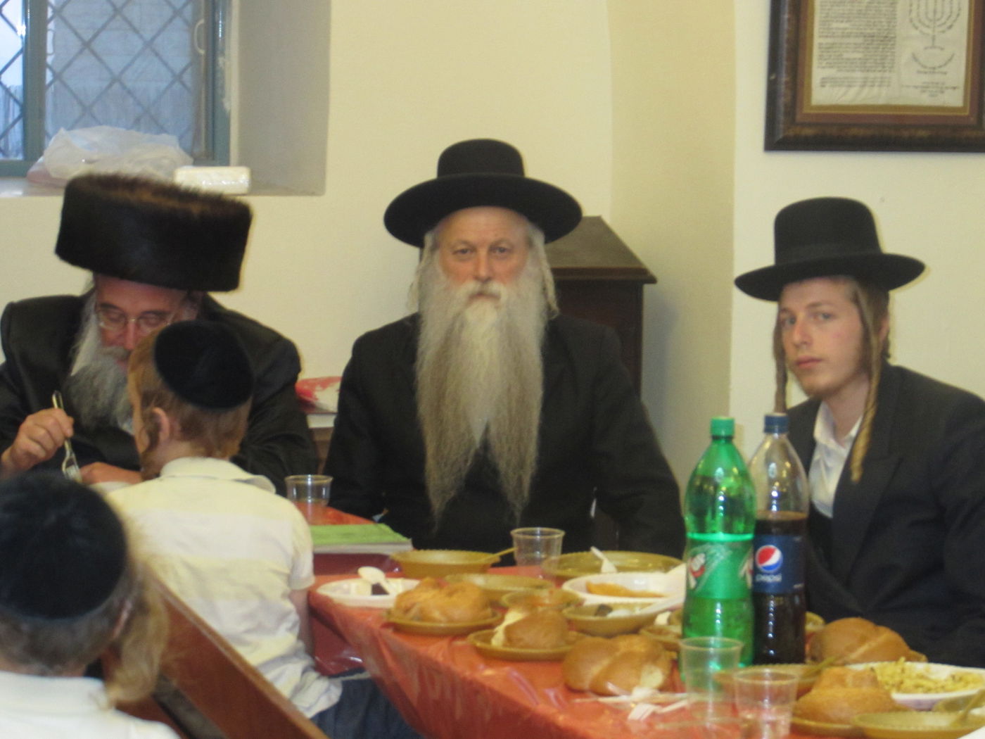 תיעוד מרגש: משפחת שטיצר ערכה שבע ברכות למשפחת לייכטר