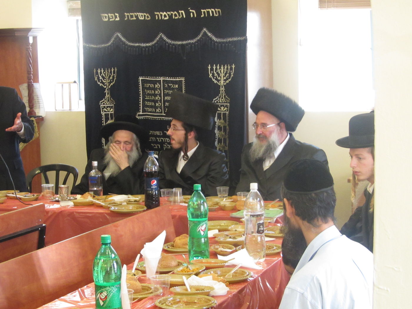 מימין התמונה: הנהג ר' נחמן שטיצר