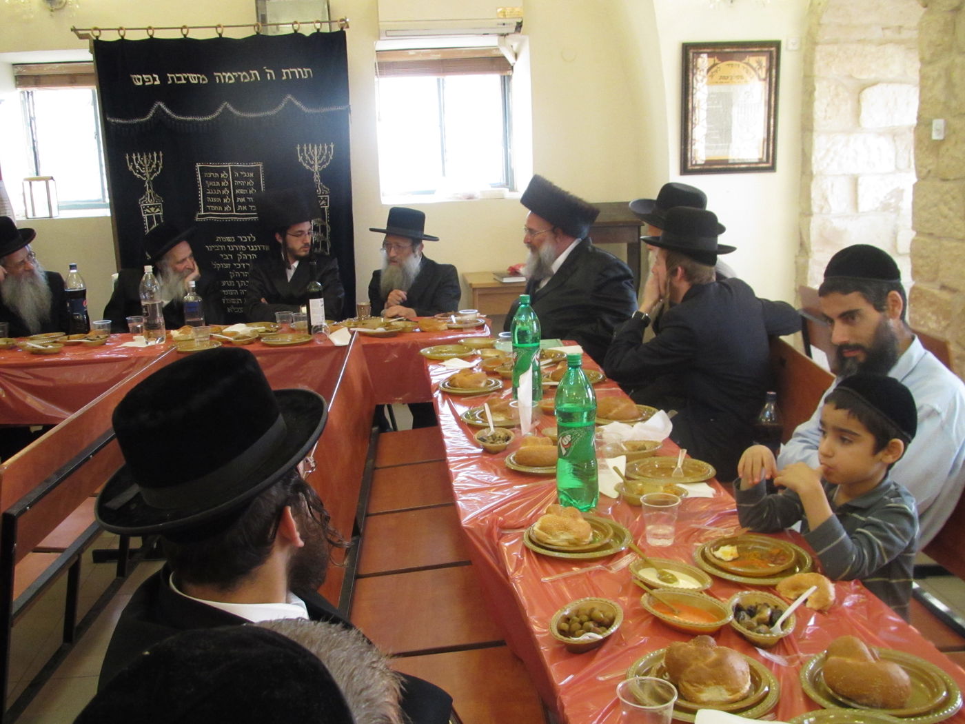 תיעוד מרגש: משפחת שטיצר ערכה שבע ברכות למשפחת לייכטר