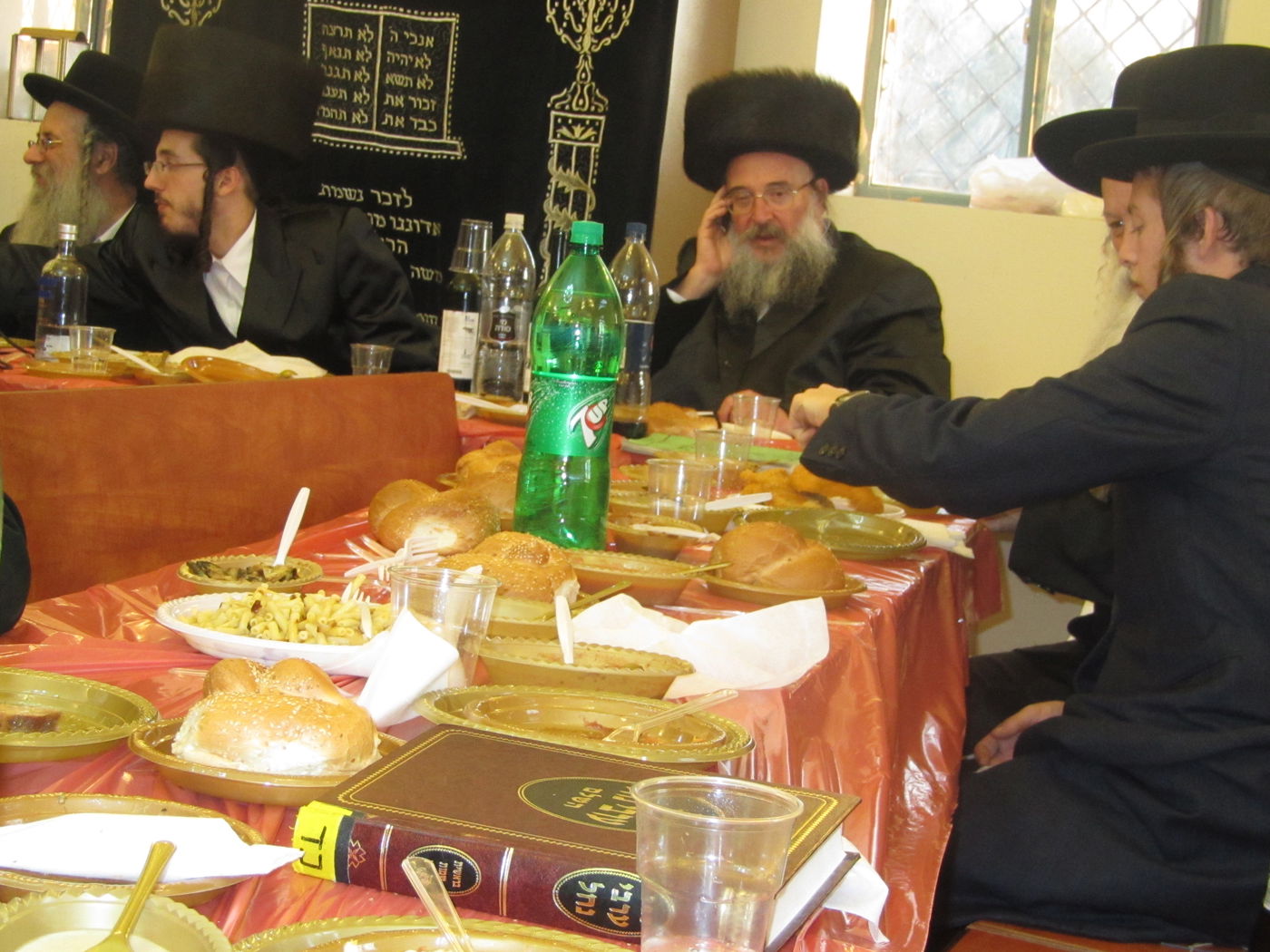 תיעוד מרגש: משפחת שטיצר ערכה שבע ברכות למשפחת לייכטר