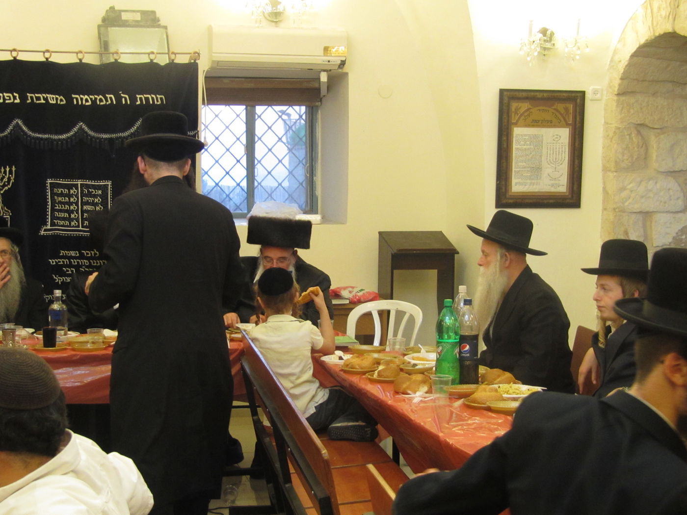 תיעוד מרגש: משפחת שטיצר ערכה שבע ברכות למשפחת לייכטר