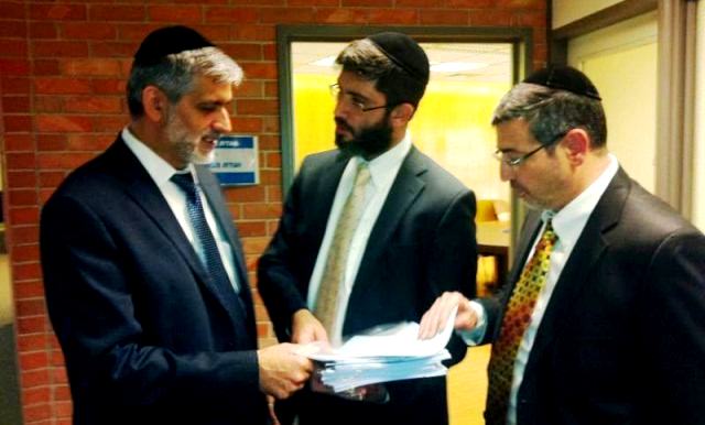 אבידן מגיש לישי ולסרי את טפסי הוועדה, הצהריים