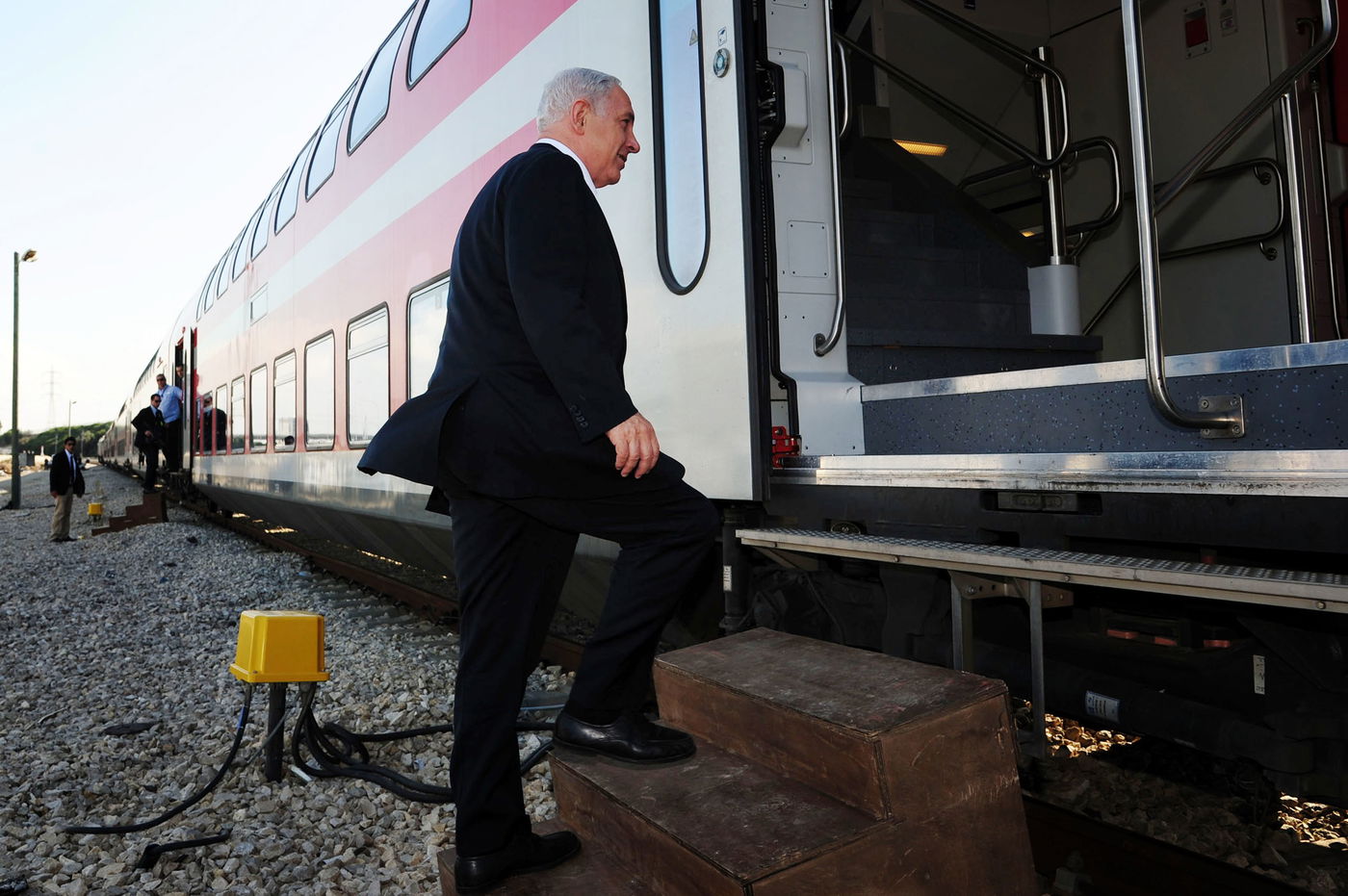 תפס טרמפ: נתניהו בא לדרום ברכבת