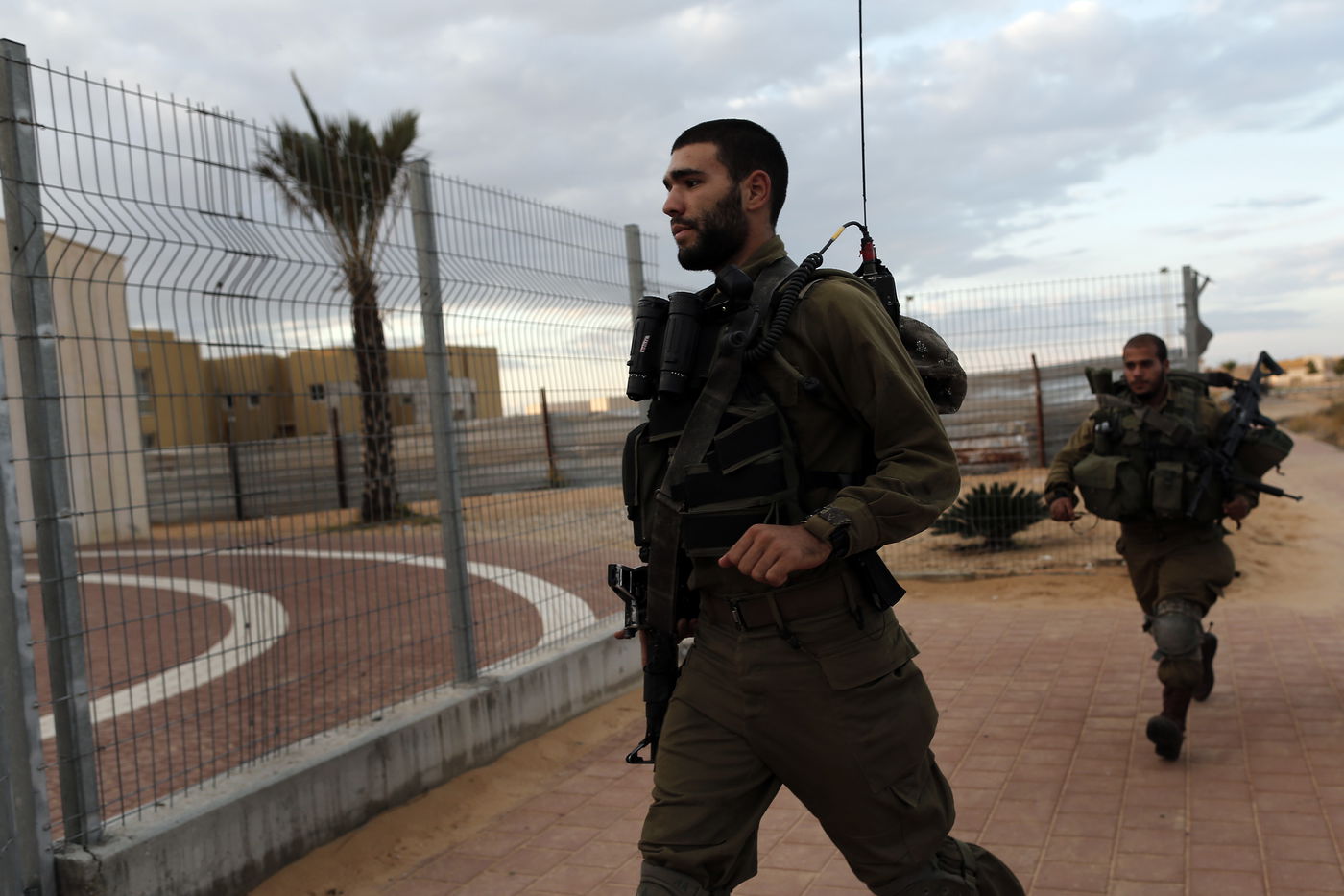 נמלטים מחשש לירי טילים