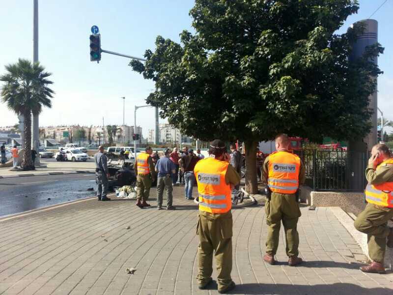 צפו: רקטה פוגעת בלב העיר חולון