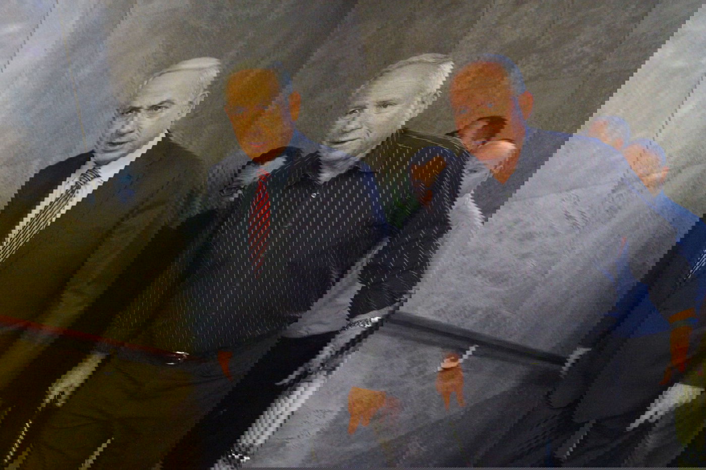 השר להגנת העורף אבי דיכטר וראש הממשלה נתניהו