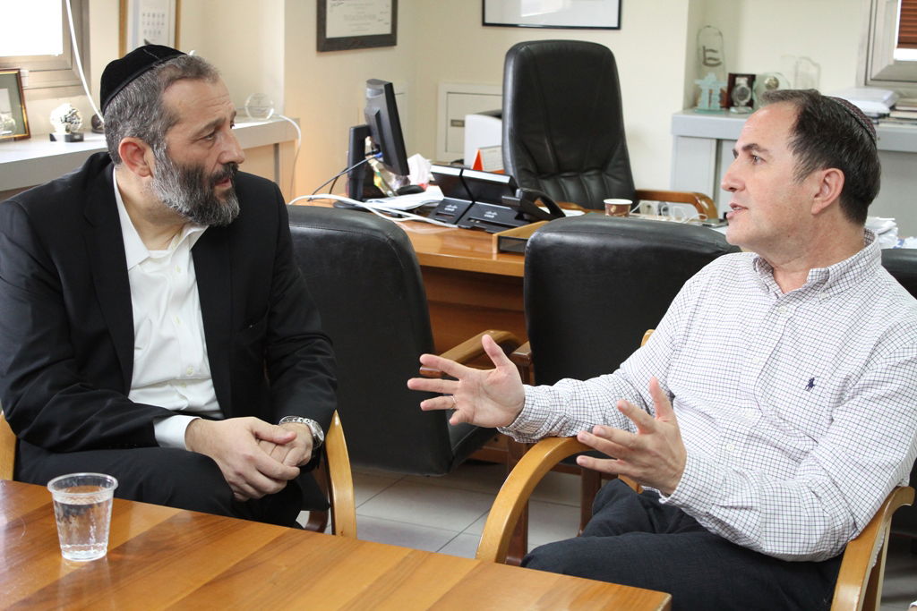 אריה דרעי ביקר בדרום, ונאלץ לתפוס מחסה