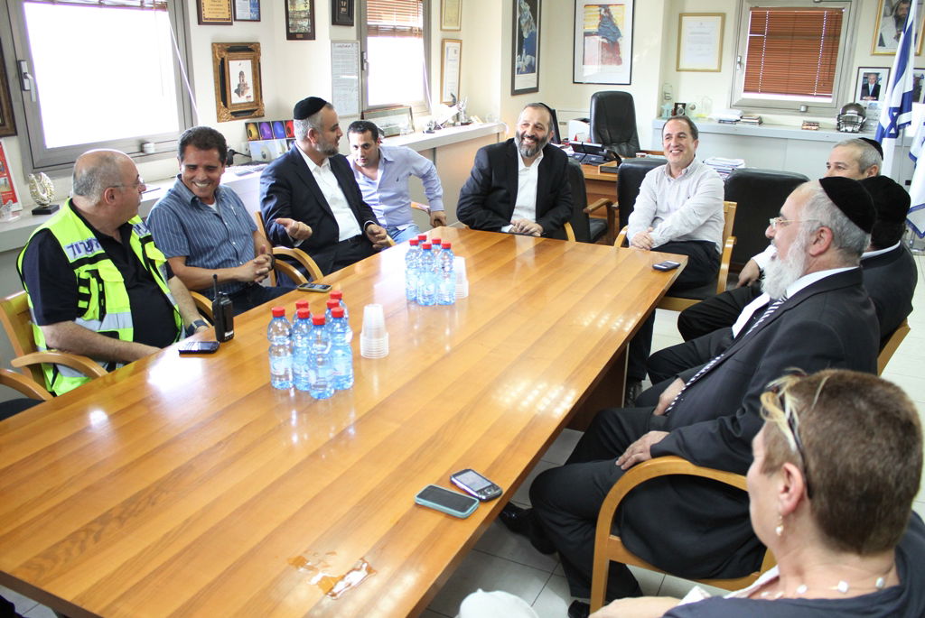 אריה דרעי ביקר בדרום, ונאלץ לתפוס מחסה