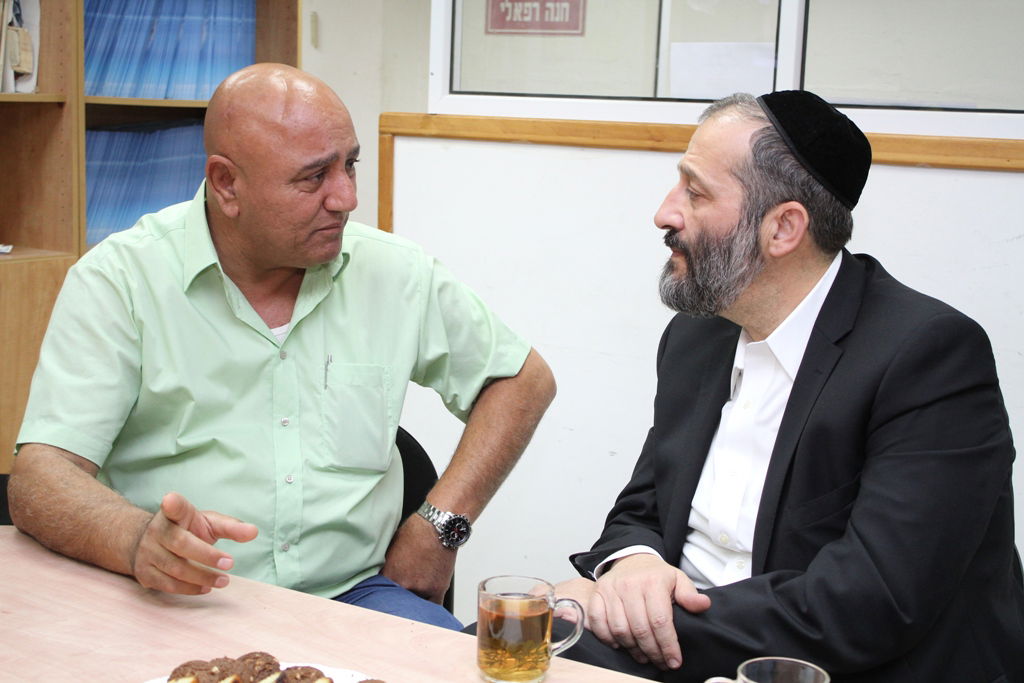 אריה דרעי ביקר בדרום, ונאלץ לתפוס מחסה