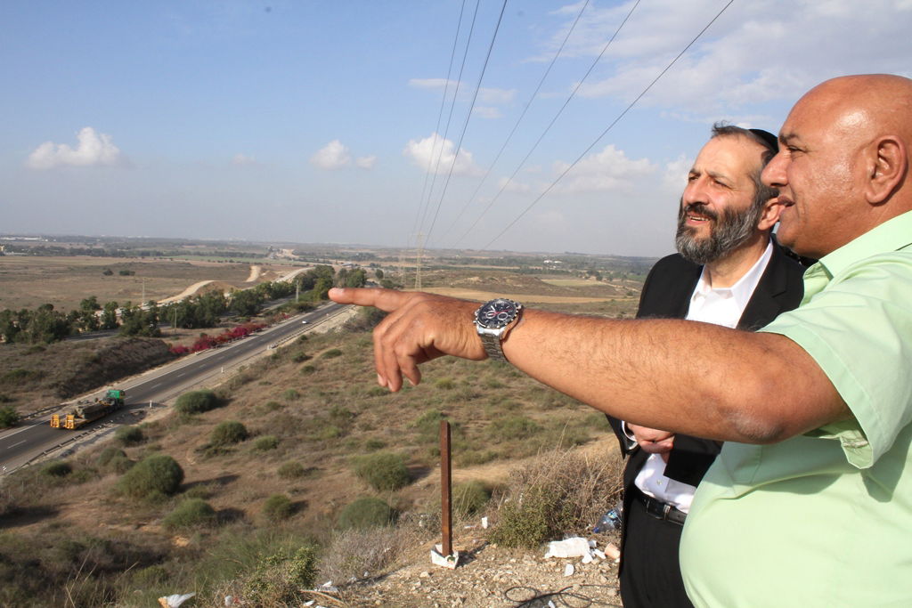 אריה דרעי ביקר בדרום, ונאלץ לתפוס מחסה
