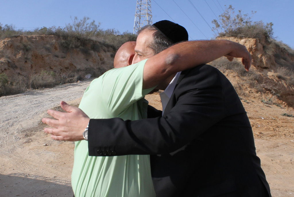 אריה דרעי ביקר בדרום, ונאלץ לתפוס מחסה