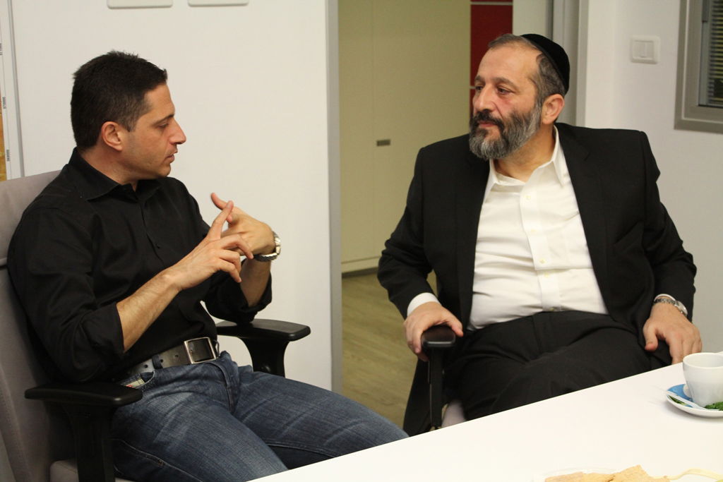 אריה דרעי ביקר בדרום, ונאלץ לתפוס מחסה