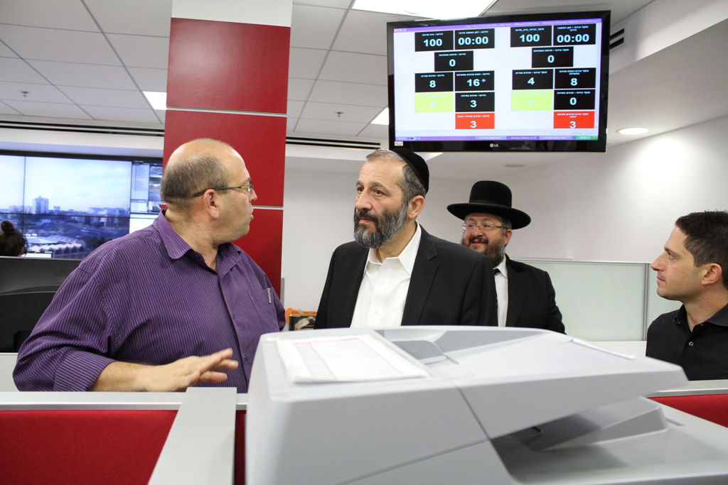 אריה דרעי ביקר בדרום, ונאלץ לתפוס מחסה