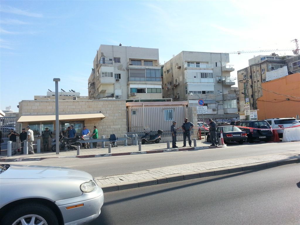 שגרירות ארה"ב בת"א: מאבטח הותקף בגרזן