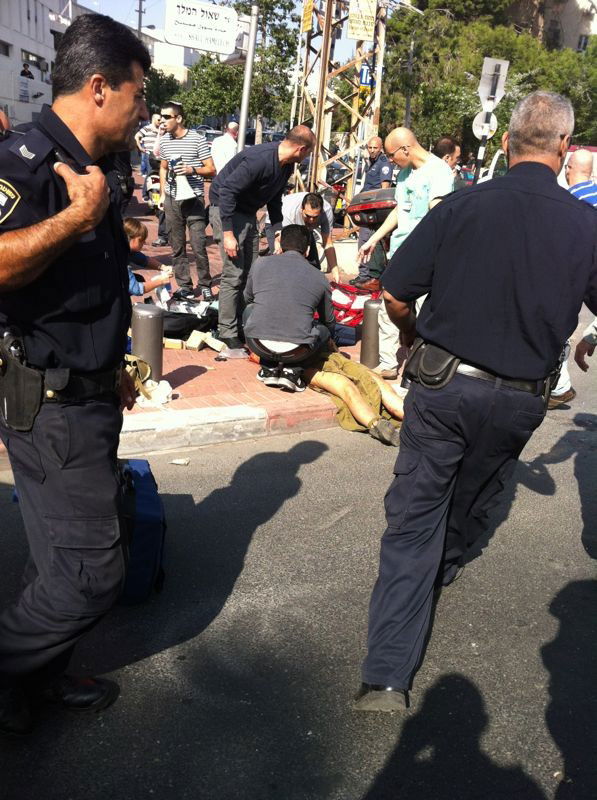 תיעוד: זירת הפיגוע בתל אביב