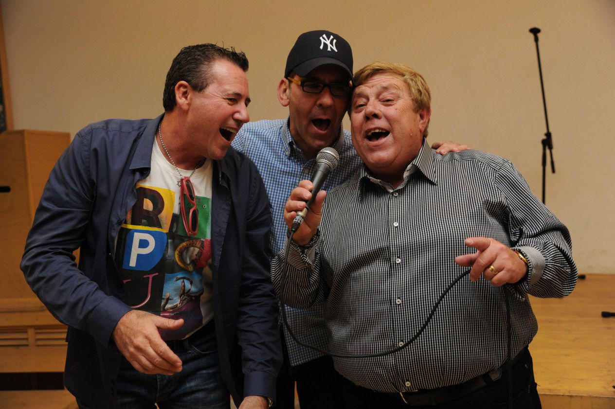 קצת הומור לא יזיק, צחי נוי בהופעה