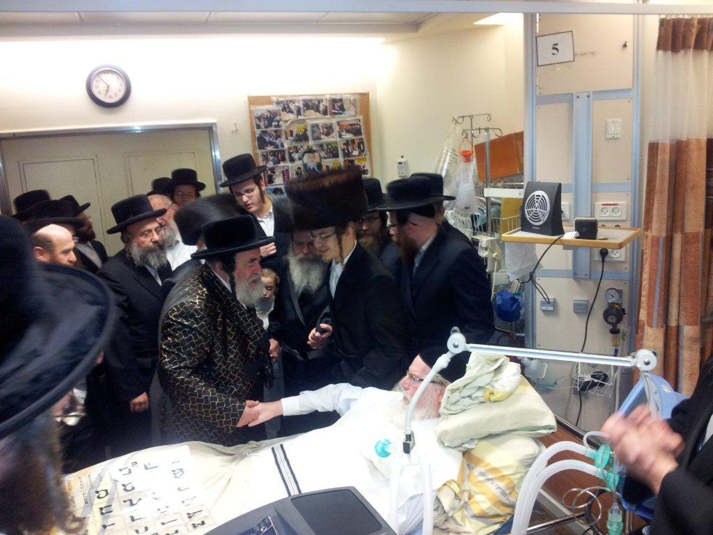 תיעוד: האדמו"ר מויז'ניץ ערך ביקור חולים מרגש