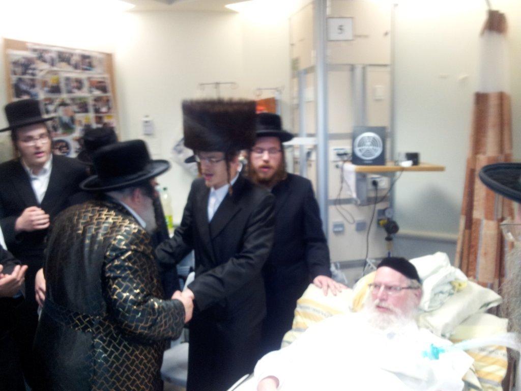 תיעוד: האדמו"ר מויז'ניץ ערך ביקור חולים מרגש