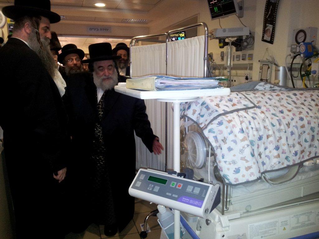 תיעוד: האדמו"ר מויז'ניץ ערך ביקור חולים מרגש