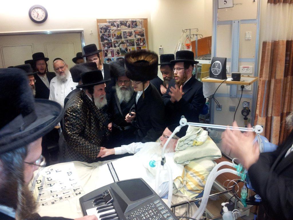 תיעוד: האדמו"ר מויז'ניץ ערך ביקור חולים מרגש