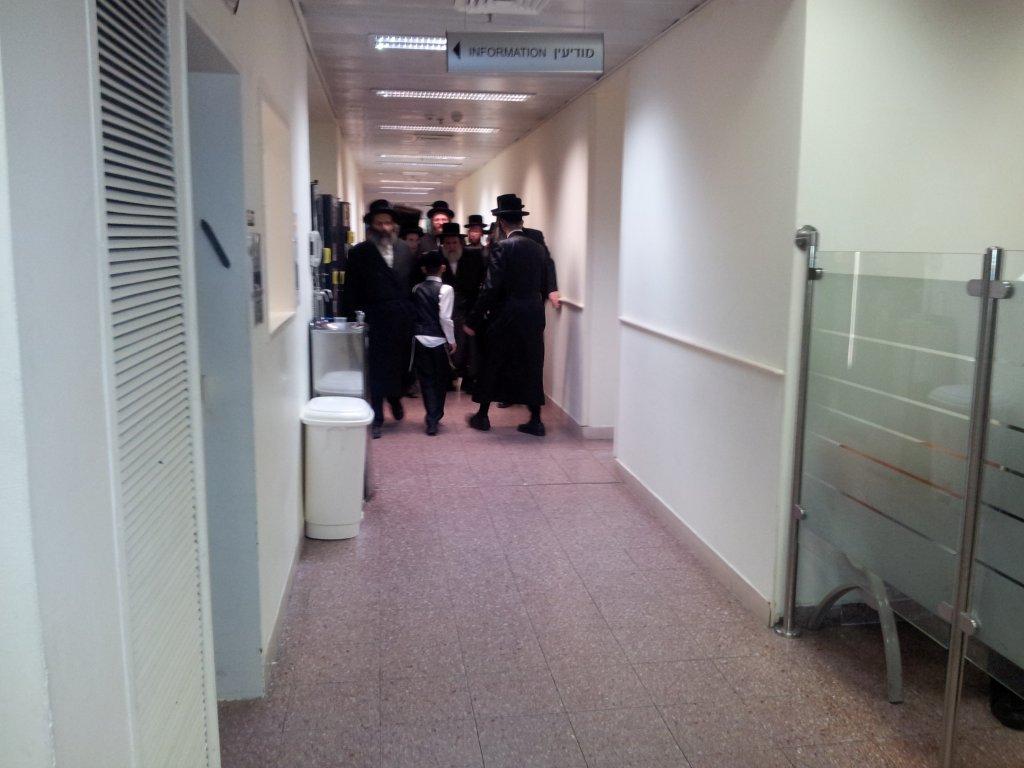 תיעוד: האדמו"ר מויז'ניץ ערך ביקור חולים מרגש