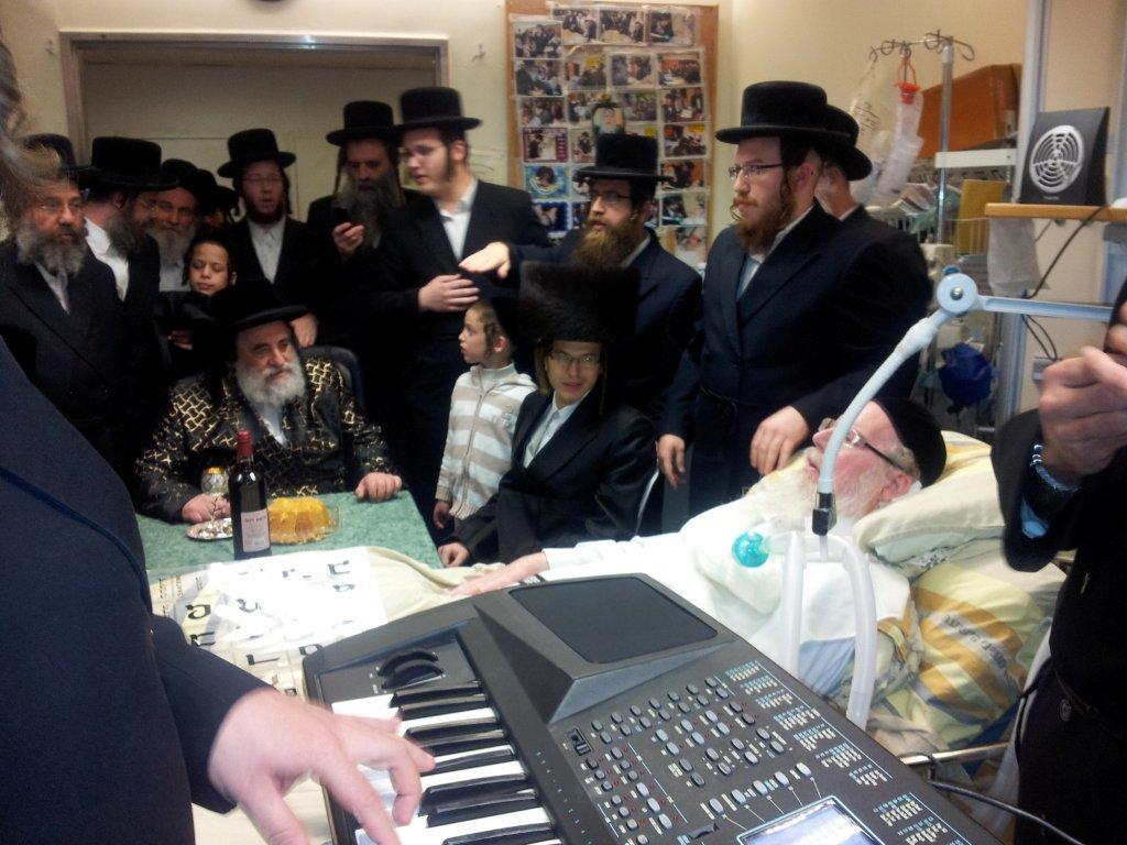 תיעוד: האדמו"ר מויז'ניץ ערך ביקור חולים מרגש