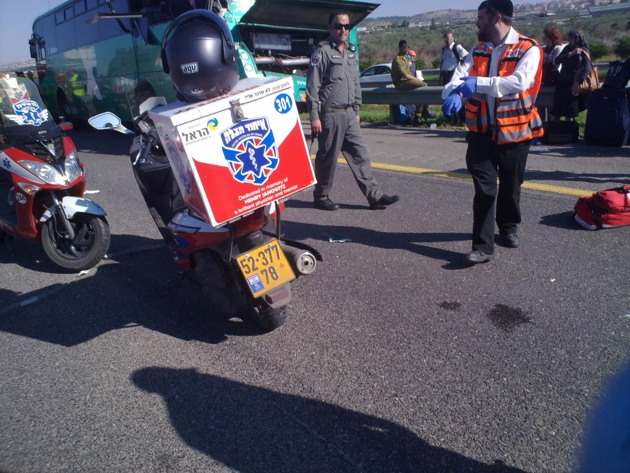 אסון בכביש: ברזלים מחצו אוטובוס, הרוג ופצוע קשה