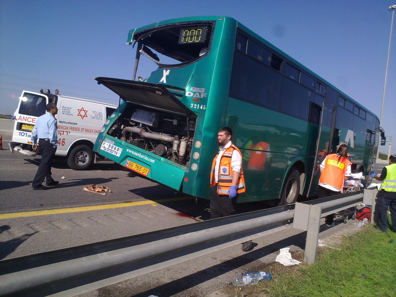 אסון בכביש: ברזלים מחצו אוטובוס, הרוג ופצוע קשה