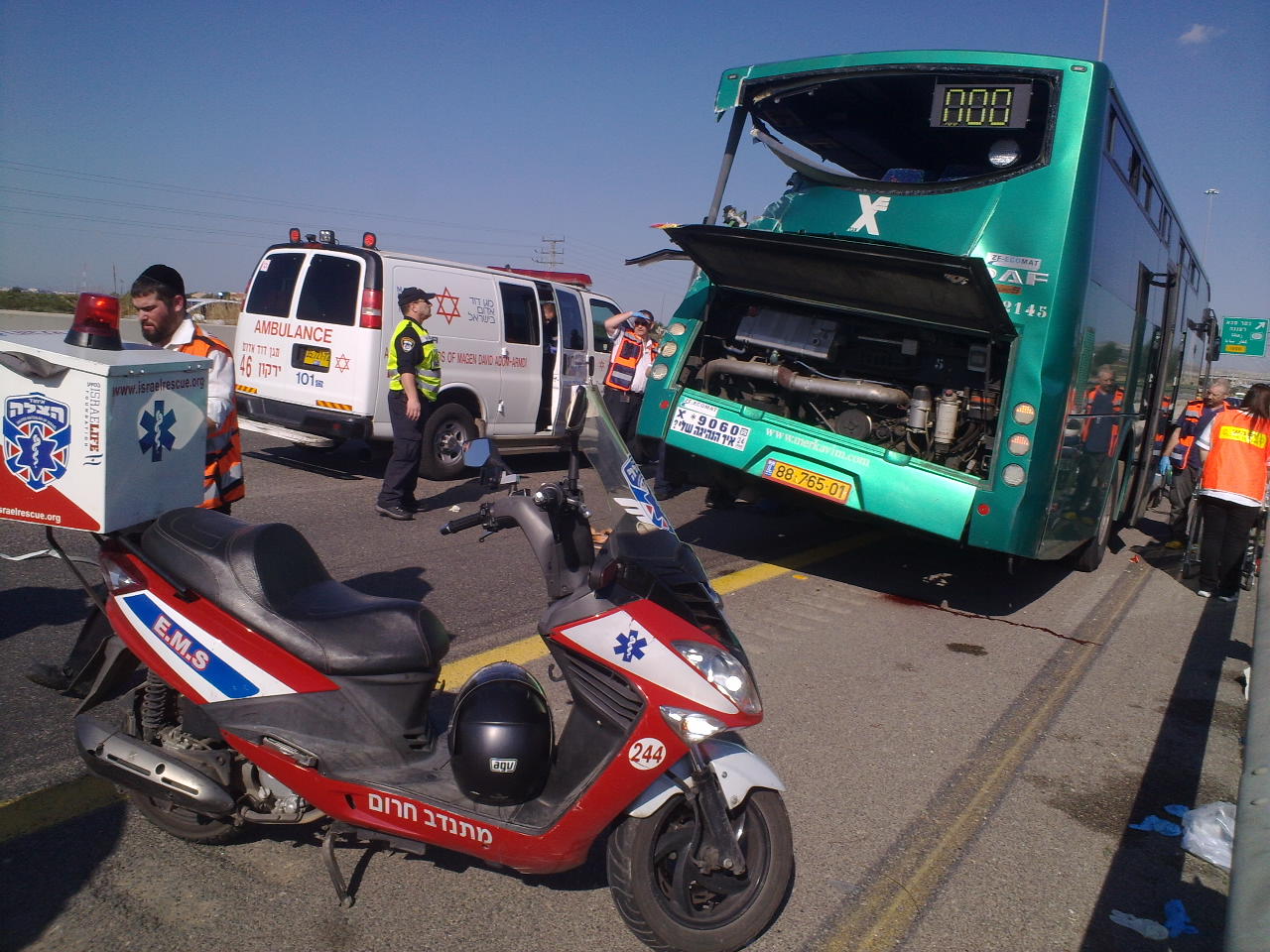 אסון בכביש: ברזלים מחצו אוטובוס, הרוג ופצוע קשה