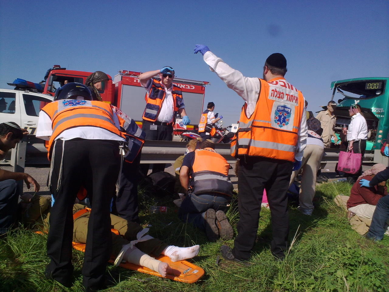 אסון בכביש: ברזלים מחצו אוטובוס, הרוג ופצוע קשה