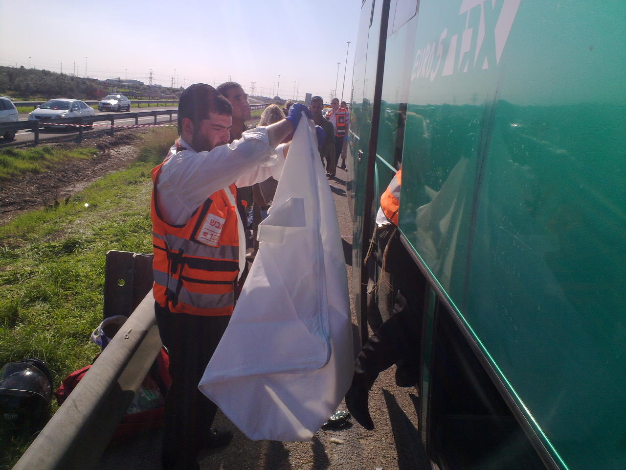 אסון בכביש: ברזלים מחצו אוטובוס, הרוג ופצוע קשה